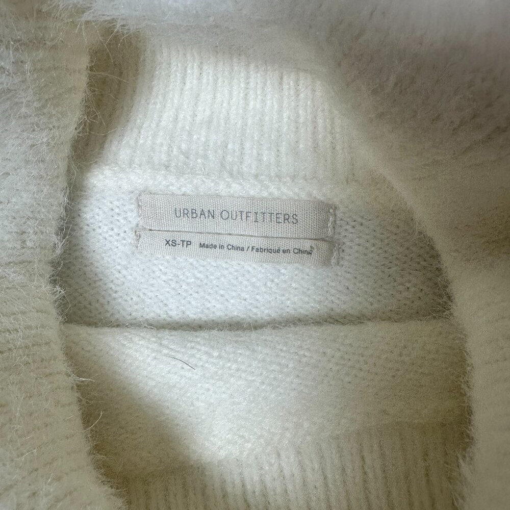 URBAN OUTFITTERS Cropped Cowl Neck Eyelash Soft Sweater Size XS - Picture 5 of 8